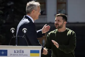 Tổng thư ký NATO Jens Stoltenberg và Tổng thống Volodymyr Zelensky tại buổi họp báo ở Kiev. Ảnh: REUTERS