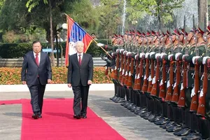 Tổng Bí thư, Chủ tịch nước Lào Bounnhang Vorachith và Tổng Bí thư, Chủ tịch nước Nguyễn Phú Trọng duyệt đội danh dự tại lễ đón tại Phủ Chủ tịch ở thủ đô Vientiane, Lào năm 2019. Ảnh: TTXVN