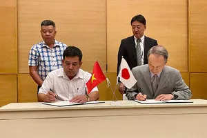 Ông Ono Masuo, Tổng Lãnh sự Nhật Bản tại TPHCM (bên phải) ký hợp đồng viện trợ. Ảnh: PHƯƠNG NAM 