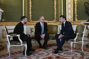 Tổng thống Ukraine Volodymyr Zelensky, Thủ tướng Anh Keir Starmer và Tổng thống Pháp Emmanuel Macron trong cuộc gặp ngày 2-3 tại London. Ảnh: JUSTIN TALLIS/ POOL/ EPA-EFE. 