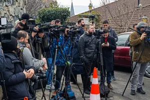 Các cơ quan truyền thông tập trung bên ngoài khu vực diễn ra vòng đàm phán Nga - Mỹ ngày 27-2 ở Istanbul, Thổ Nhĩ Kỳ. Ảnh: KIRILL ZHAROV/TASS