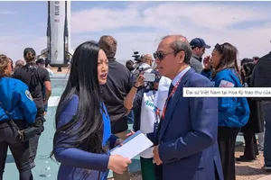 Đại sứ Nguyễn Quốc Dũng trao thư của Chủ tịch nước cho cô Amanda Nguyễn. Ảnh: BÁO QUỐC TẾ 