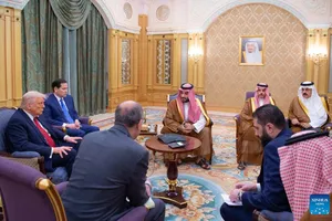 Tổng thống Mỹ Donald Trump gặp Tổng thống lâm thời Syria Ahmad al-Sharaa tại Saudi Arabia. Ảnh: XINHUA