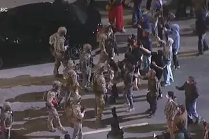 Đụng độ giữa nhân viên di trú liên bang và người biểu tình tại Los Angeles. Ảnh: ABC NEWS/ KABC