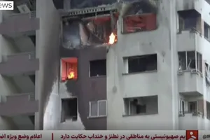 Hỏa hoạn tại một tòa nhà ở Iran sau vụ không kích của Israel. Ảnh: SKYNEWS/MEHR