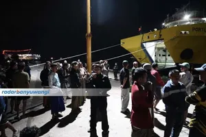 Hỗ trợ giải cứu phà bị chìm ở Indonesia. Ảnh: RAMADA KUSUMA/RADAR BANYUWANGI