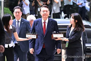 Cựu tổng thống Hàn Quốc Yoon Suk-yeol (giữa) đến Tòa án quận Trung tâm Seoul ngày 9-7. Ảnh: YONHAP