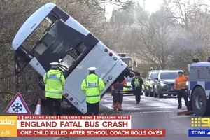 Chiếc xe buýt trong vụ tai nạn bị lật ngửa. Ảnh: 9NEWS 