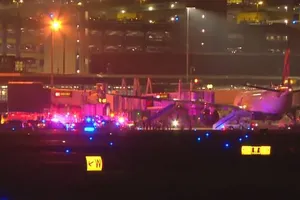 Hiện trường vụ máy bay DL56l hạ cánh. Ảnh: WCCO/ CBS NEWS