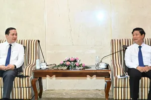 Đồng chí Võ Văn Minh, Phó Bí thư Thành ủy TPHCM, Chủ tịch HĐND TPHCM, tiếp đoàn đại biểu Tạp chí Alunmay (Lào) do đồng chí Vanlaty Khamvanvongsa, Tổng Biên tập Tạp chí Alunmay dẫn đầu. Ảnh: VIỆT DŨNG 