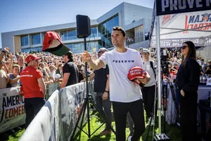 Charlie Kirk tham gia sự kiện ở Đại học Utah Valley. Ảnh: DESERET NEWS 