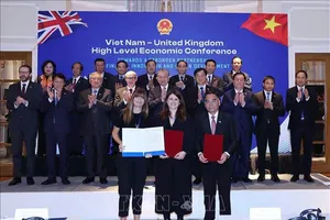 Các đại biểu tham gia lễ ký kết Bản ghi nhớ hợp tác giữa TPHCM và Vùng Đô thị Liverpool. Ảnh: TTXVN