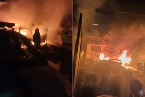 Đồn cảnh sát Srinagar bị cháy trong vụ nổ. Ảnh: NDTV 