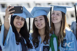 Sinh viên tốt nghiệp tại Đại học Columbia ở New York. Ảnh: XINHUA 