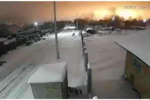 Hình ảnh từ camera giám sát (CCTV) ghi lại các vật thể phát sáng rơi xuống vùng Lviv. Ảnh: RUSSIA TODAY 