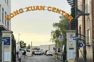 Trung tâm Thương mại Đồng Xuân của người Việt Nam tại Đức. Ảnh: DPA/ PAUL ZINKEN 