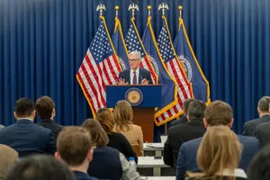 Chủ tịch FED Jerome Powell thông báo quyết định giữ nguyên lãi suất trong cuộc họp báo ngày 28-1 (giờ địa phương). Ảnh: XINHUA