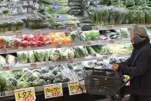 Khách hàng mua sắm tại một siêu thị ở Tokyo, Nhật Bản. Ảnh: MAINICHI/ KENGO MIURA 