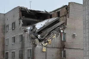 Một phần của tòa nhà thuộc lực lượng cảnh sát quân sự Nga Sertolovo, ngoại ô thành phố Saint Petersburg, bị sụp sau vụ nổ. Ảnh: 78.ru