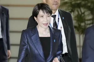 Thủ tướng Sanae Takaichi đến Văn phòng Thủ tướng Nhật Bản vào ngày 18-2. Ảnh:KYODO