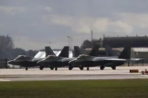 Các tiêm kích tàng hình F-22 của Mỹ tại Anh. Ảnh: TIMES OF ISRAEL/ TALLGLENN85/X 