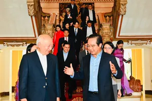 Chủ tịch UBND TPHCM Nguyễn Văn Được trao đổi với ông Yanai Shungaku, Chủ tịch Hội đồng tỉnh Yamaguchi (Nhật Bản). Ảnh: VIỆT DŨNG 