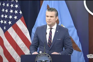 Bộ trưởng Chiến tranh Pete Hegseth tại buổi họp báo. Ảnh: DEPARTMENT OF WAR
