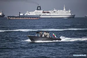 Hải quân Iran tuần tra trên eo biển Hormuz. Ảnh: XINHUA 