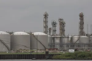 Nhà máy lọc dầu tại La Porte, Texas, Mỹ. Ảnh: XINHUA 
