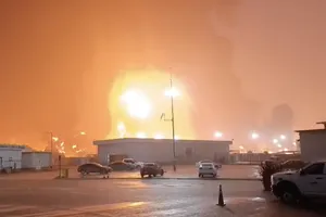 Khu vực xảy ra vụ hoả hoạn tại nhà máy lọc dầu Olmeca. Ảnh: AZTECA NOCITIAS 