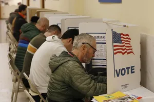 Người dân tại San Francisco, bang California tham gia bỏ phiếu bầu Tổng thống Mỹ năm 2024. Ảnh: XINHUA 