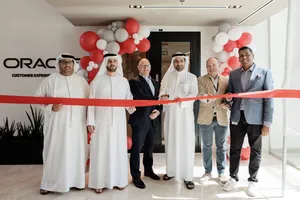Giới chức Dubai tham dự lễ khai trương trung tâm trải nghiệm khách hàng công nghệ cao của Oracle tại Dubai vào năm 2025. Ảnh: GOVERMENT OF DUBAI MEDIA 