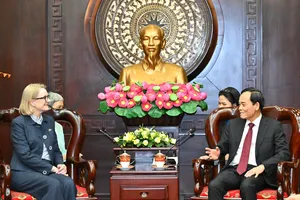 Bí thư Thành ủy TPHCM Trần Lưu Quang tiếp Tổng Lãnh sự Australia tại TPHCM Sarah Hooper. Ảnh: VIỆT DŨNG 