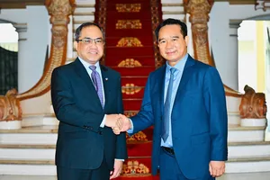 Chủ tịch UBND TPHCM Nguyễn Văn Được tiếp Đại sứ Philippines tại Việt Nam Francisco Noel R. Fernandez III. Ảnh: VIỆT DŨNG 