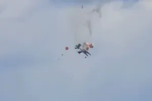 Hai tiêm kích va chạm trên không tại Triển lãm Hàng không Gunfighter Skies ở bang Idaho, Mỹ. Ảnh: FL360AERO