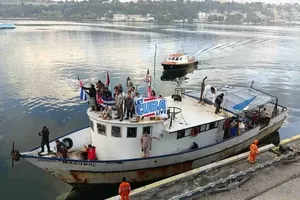 Tàu Granma 2 của đoàn viện trợ quốc tế Nuestra América cập cảng La Habana, Cuba. Ảnh: PRENSA LATINA 