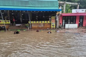 Các cửa hàng tại thành phố Gongju, tỉnh Nam Chungcheong, ngập trong nước lũ. Ảnh: YONHAP