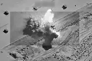 Hình ảnh từ video của Bộ Tư lệnh Trung tâm Mỹ (CENTCOM) ghi lại các đợt không kích của Mỹ tại Iran. Ảnh: X/@CENTCOM)