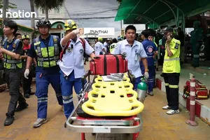 Lực lượng cứu hộ làm việc tại Trường Debsirin Nonthaburi, nơi xảy ra vụ xả súng, ở huyện Bang Kruai, tỉnh Nonthaburi, Thái Lan. Ảnh: THE NATION 