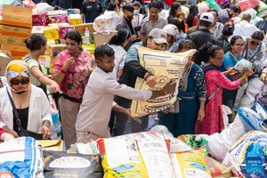 Tình nguyện viên ở Kathmandu hỗ trợ nhu yếu phẩm cho người dân khu vực bị lũ lụt. Ảnh: XINHUA