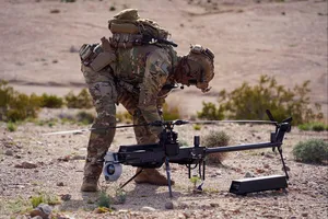 Binh sĩ Mỹ thử nghiệm drone của Anduril Industries. Ảnh: STAFF SGT.LASHIC PATTERSON/US ARMY