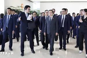 Chủ tịch Quốc hội Trần Thanh Mẫn thăm Siêu nhà máy xe điện Xiaomi tại Khu kinh tế Diệc Trang. Ảnh: TTXVN