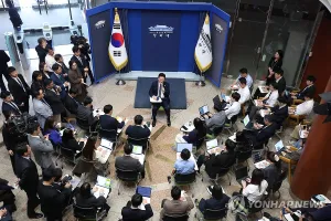 Phóng viên hãng Yonhap tác nghiệp cùng với các đồng nghiệp tại buổi họp báo của Tổng thống Lee Jae -Myung ở Phủ Tổng thống tại Seoul. Ảnh: YONHAP 