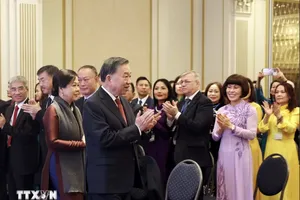 Tổng Bí thư, Chủ tịch nước Tô Lâm cùng Phu nhân Ngô Phương Ly gặp gỡ cán bộ, nhân viên Cơ quan đại diện Việt Nam tại Bỉ và đại diện cộng đồng người Việt Nam tại châu Âu. Ảnh: TTXVN