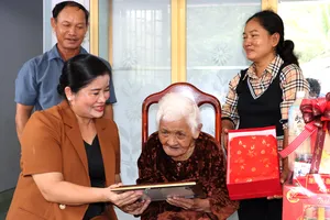 Chủ tịch UBND tỉnh Bình Phước thăm, tặng quà người cao tuổi