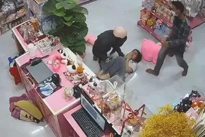 Hình ảnh 2 đối tượng khống chế chị Lê Nguyễn Tường V. để cướp tài sản. Ảnh cắt từ camera