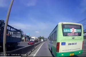 Đình chỉ, cắt thưởng của tài xế xe buýt “cắt đầu” ô tô trên quốc lộ 51