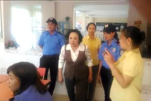 Hiệu trưởng trường Thanh Nguyên (áo trắng) bức xúc khi  quản tài viên đến niêm yết tài sản.