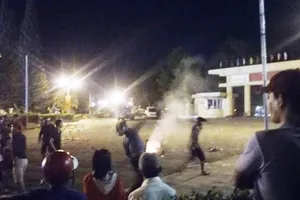 Một số đối tượng quá khích ném đá vào trụ sở UBND tỉnh và lực lượng công an.