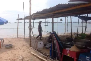 Bờ biển thuộc bái Sau biển Mũi Né bị resort chặn ngang.